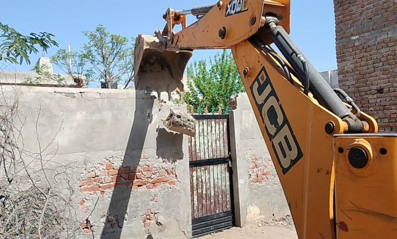 ਫਾਜ਼ਿਲਕਾ ਪੁਲਿਸ ਨੇ ਨਸ਼ਾ ਤਸਕਰ ਦੇ ਘਰ ਚਲਾਇਆ ਬੁਲਡੋਜ਼ਰ, ਦੋਸ਼ੀ ਖਿਲਾਫ ਦਰਜ ਹਨ 21 ਮਾਮਲੇ