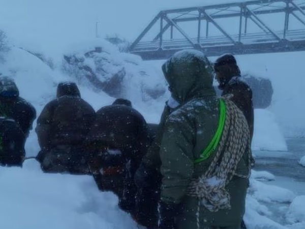 ਤਿੰਨ ਹੋਰ ਲਾਪਤਾ ਮਜ਼ਦੂਰਾਂ ਦੀਆਂ ਲਾਸ਼ਾਂ ਮਿਲੀਆਂ, ਮਰਨ ਵਾਲਿਆਂ ਦੀ ਗਿਣਤੀ 7 ਤਿੰਨ ਹੋਰ ਲਾਪਤਾ ਮਜ਼ਦੂਰਾਂ ਦੀਆਂ ਲਾਸ਼ਾਂ ਮਿਲੀਆਂ, ਮਰਨ ਵਾਲਿਆਂ ਦੀ ਗਿਣਤੀ 7