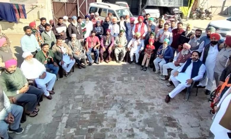 ਪਿੰਡ ਵਰਿਆਮ ਵਾਲਾ ਦੇ ਸ਼੍ਰੋਮਣੀ ਅਕਾਲੀ ਦਲ ਦੇ ਟਕਸਾਲੀ ਦਰਜਨ ਪਰਿਵਾਰ ਆਸ਼ੂ ਬੰਗੜ ਦੀ ਅਗਵਾਈ ਵਿਚ ਕਾਂਗਰਸ ਪਾਰਟੀ 'ਚ ਸ਼ਾਮਲ