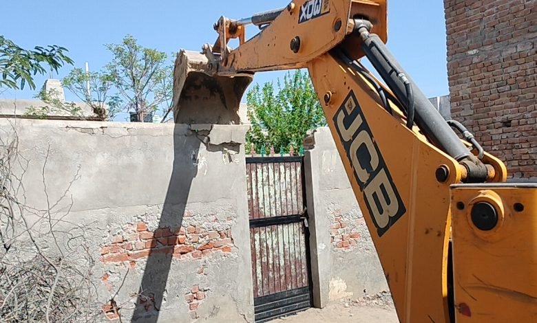 युद्ध नशे के विरुद्ध: फाजिल्का पुलिस ने नशा तस्कर के घर पर चलाया बुलडोजर