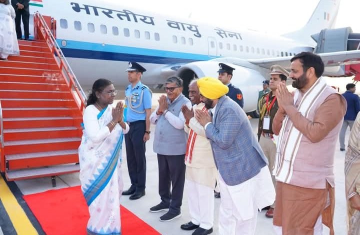 CM ਪੰਜਾਬ ਭਗਵੰਤ ਮਾਨ ਨੇ ਰਾਸ਼ਟਰਪਤੀ ਸ਼੍ਰੀਮਤੀ ਦ੍ਰੋਪਦੀ ਮੁਰਮੂ ਦਾ ਚੰਡੀਗੜ੍ਹ ਪਹੁੰਚਣ 'ਤੇ ਕੀਤਾ ਸਵਾਗਤ