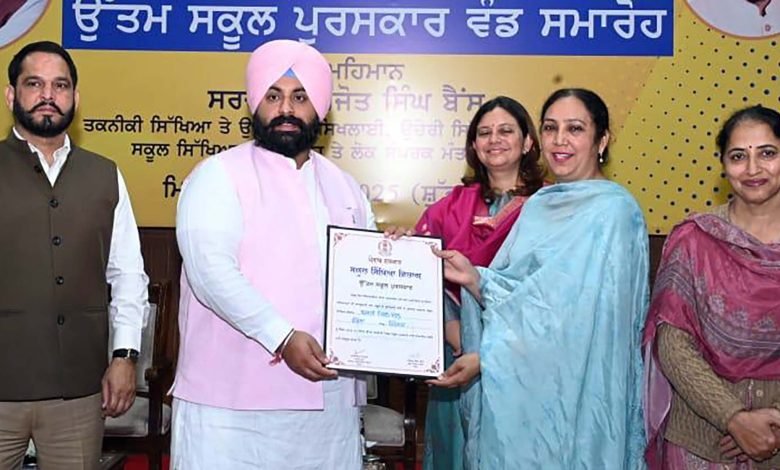 ਸਰਕਾਰੀ ਮਿਡਲ ਸਕੂਲ ਢੀਂਡਸਾ ਨੂੰ ਮਿਲਿਆ ਉੱਤਮ ਸਕੂਲ ਪੁਰਸਕਾਰ ਸਰਕਾਰੀ ਮਿਡਲ ਸਕੂਲ ਢੀਂਡਸਾ ਨੂੰ ਮਿਲਿਆ ਉੱਤਮ ਸਕੂਲ ਪੁਰਸਕਾਰ