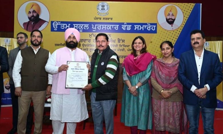 ਸਰਕਾਰੀ ਹਾਈ ਸਕੂਲ ਮਿਸ਼ਰੀ ਵਾਲਾ ਨੂੰ ਮਿਲਿਆ ਜ਼ਿਲ੍ਹੇ ਦਾ ਸਰਵ ਉੱਤਮ ਸਕੂਲ ਪੁਰਸਕਾਰ ਸਰਕਾਰੀ ਹਾਈ ਸਕੂਲ ਮਿਸ਼ਰੀ ਵਾਲਾ ਨੂੰ ਮਿਲਿਆ ਜ਼ਿਲ੍ਹੇ ਦਾ ਸਰਵ ਉੱਤਮ ਸਕੂਲ ਪੁਰਸਕਾਰ