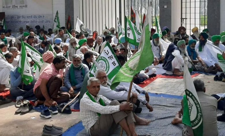 ਆਪ ਵਿਧਾਇਕ ਫ਼ੌਜਾ ਸਿੰਘ ਸਰਾਰੀ ਦੀ ਕੋਠੀ ਸਾਹਮਣੇ ਕਿਸਾਨਾਂ ਲਗਾਇਆ ਧਰਨਾ