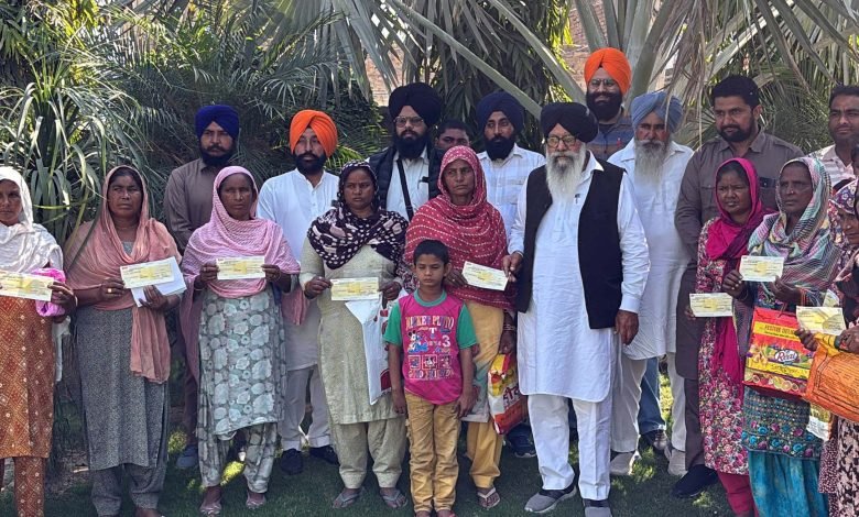 ਸੜਕ ਹਾਦਸੇ ਦੌਰਾਨ ਮਾਰੇ ਗਏ ਵਿਅਕਤੀਆਂ ਦੇ ਪਰਿਵਾਰਾਂ ਦੀ ਐਸ.ਜੀ.ਪੀ.ਸੀ ਵੱਲੋ ਕੀਤੀ ਗਈ ਸਹਾਇਤਾ