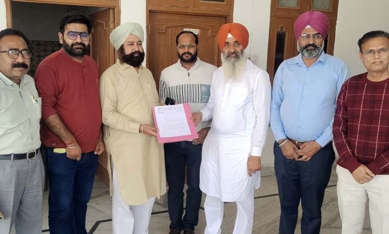 ਪੁਰਾਣੀ ਪੈਨਸ਼ਨ ਲਾਗੂ ਕਰਨ ਲਈ ਸੀ.ਪੀ.ਐਫ. ਕਰਮਚਾਰੀਆਂ ਨੇ ਸ਼ੇਰ ਸਿੰਘ ਘੁਬਾਇਆ ਨੂੰ ਮੰਗ ਪੱਤਰ ਦਿੱਤਾ ਪੁਰਾਣੀ ਪੈਨਸ਼ਨ ਲਾਗੂ ਕਰਨ ਲਈ ਸੀ.ਪੀ.ਐਫ. ਕਰਮਚਾਰੀਆਂ ਨੇ ਸ਼ੇਰ ਸਿੰਘ ਘੁਬਾਇਆ ਨੂੰ ਮੰਗ ਪੱਤਰ ਦਿੱਤਾ