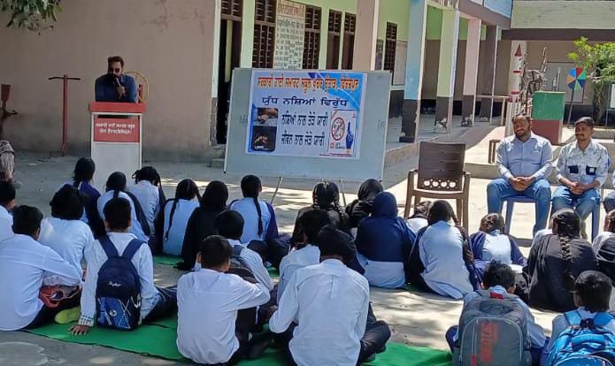 ‘ਯੁੱਧ ਨਸ਼ਿਆਂ ਵਿਰੁੱਧ’ ਮੁਹਿੰਮ ਤਹਿਤ ਸਰਕਾਰੀ ਹਾਈ ਸਕੂਲ ਖੁੰਦਰ ਉਤਾੜ ਅਤੇ ਰਾਉ ਕੇ ਹਿਠਾੜ ਵਿਖੇ ਜਾਗਰੂਕਤਾ ਗਤੀਵਿਧੀਆਂ ਕਰਵਾਈਆਂ