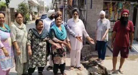 ਚਾਰ ਮਹੀਨਿਆਂ ਤੋਂ ਟੁੱਟੀ ਨਾਲੀ ਕਾਰਨ ਲਗਾਤਾਰ ਵਾਪਰ ਰਹੇ ਹਾਦਸੇ ਚਾਰ ਮਹੀਨਿਆਂ ਤੋਂ ਟੁੱਟੀ ਨਾਲੀ ਕਾਰਨ ਲਗਾਤਾਰ ਵਾਪਰ ਰਹੇ ਹਾਦਸੇ