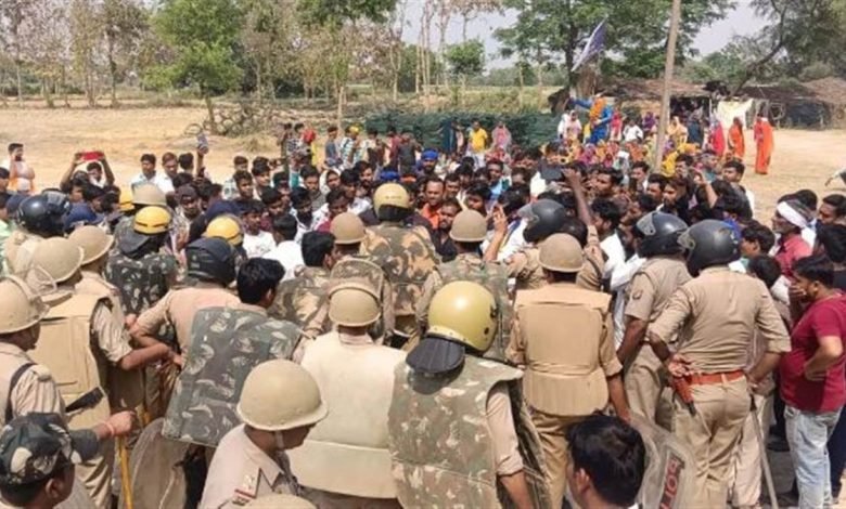 ਲਖਨਊ 'ਚ ਭੀਮ ਰਾਓ ਅੰਬੇਡਕਰ ਦੀ ਮੂਰਤੀ ਨੂੰ ਲੈ ਕੇ ਬਵਾਲ, ਭੀੜ ਨੇ ਕੀਤੀ ਪੱਥਰਬਾਜ਼ੀ; ਪੁਲਿਸ ਨੇ ਲਾਠੀਚਾਰਜ ਕਰਕੇ ਦਾਗੇ ਅੱਥਰੂ ਗੈਸ ਦੇ ਗੋਲ਼ੇ