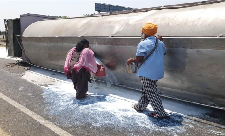 ਡਰਾਈਵਰ ਨੂੰ ਨੀਂਦ ਆਉਣ ਕਾਰਨ ਨੈਸ਼ਨਲ ਹਾਈਵੇ ’ਤੇ ਦੁੱਧ ਦਾ ਕੰਟੇਨਰ ਪਲਟਿਆ