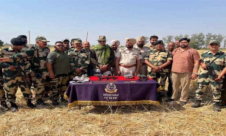 ਗੁਰਦਾਸਪੁਰ 'ਚ ਕਣਕ ਦੀ ਕਟਾਈ ਹੋ ਰਹੇ ਖੇਤਾਂ 'ਚੋਂ ਧਮਾਕਾਖੇਜ ਸਮੱਗਰੀ ਬਰਾਮਦ, ਬੀਐੱਸਐੱਫ ਨੇ ਦੇਸ਼ ਵਿਰੋਧੀ ਅਨਸਰਾਂ ਦੇ ਮਨਸੂਬੇ ਕੀਤੇ ਫੇਲ੍ਹ