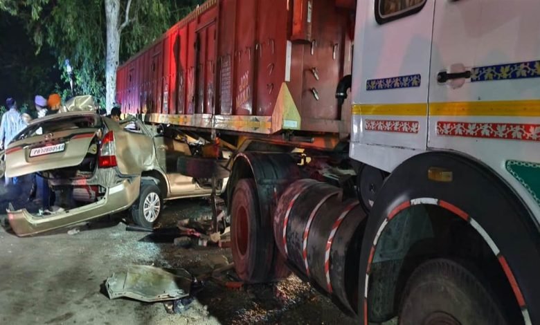 ਦੇਰ ਰਾਤ ਹੋਈ ਇਨੋਵਾ ਕਾਰ ਤੇ ਟਰੱਕ ਦੀ ਭਿਆਨਕ ਟੱਕਰ, ਦੋ ਨੌਜਵਾਨਾਂ ਦੀ ਮੌਕੇ ’ਤੇ ਮੌਤ