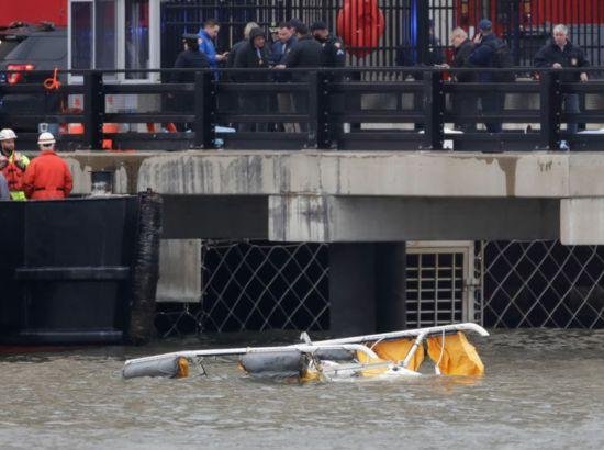 ਨਿਊਯਾਰਕ ਵਿੱਚ ਹੈਲੀਕਾਪਟਰ ਨਦੀ ਵਿੱਚ ਡਿੱਗਿਆ, 6 ਦੀ ਮੌਤ ਨਿਊਯਾਰਕ ਵਿੱਚ ਹੈਲੀਕਾਪਟਰ ਨਦੀ ਵਿੱਚ ਡਿੱਗਿਆ, 6 ਦੀ ਮੌਤ