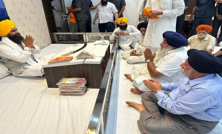 ਪ੍ਰਧਾਨ ਚੁਣੇ ਜਾਣ ਮਗਰੋਂ ਸੁਖਬੀਰ ਬਾਦਲ ਨੇ ਜਥੇਦਾਰ ਗੜਗੱਜ ਨਾਲ ਕੀਤੀ ਮੁਲਾਕਾਤ