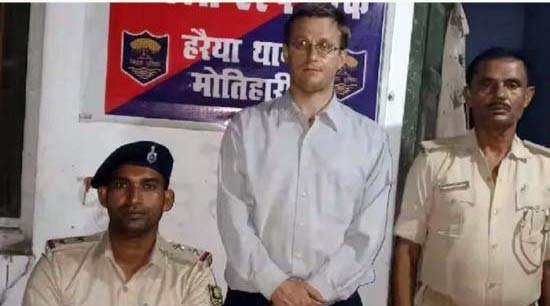 ਭਾਰਤ-ਨੇਪਾਲ ਸਰਹੱਦ ਤੋਂ ਅਮਰੀਕੀ ਨਾਗਰਿਕ ਗ੍ਰਿਫ਼ਤਾਰ ਭਾਰਤ-ਨੇਪਾਲ ਸਰਹੱਦ ਤੋਂ ਅਮਰੀਕੀ ਨਾਗਰਿਕ ਗ੍ਰਿਫ਼ਤਾਰ