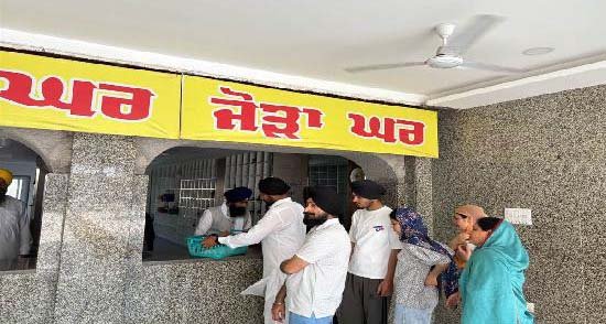 ਜਥੇਦਾਰ ਸ੍ਰੀ ਅਕਾਲ ਤਖਤ ਨੇ ਜੋੜਾ ਘਰ 'ਚ ਕੀਤੀ ਸੇਵਾ ਜਥੇਦਾਰ ਸ੍ਰੀ ਅਕਾਲ ਤਖਤ ਨੇ ਜੋੜਾ ਘਰ 'ਚ ਕੀਤੀ ਸੇਵਾ