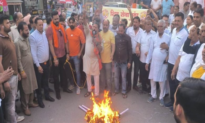 ਅੱਤਵਾਦੀ ਹਮਲੇ ਖ਼ਿਲਾਫ਼ ਹਿੰਦੂ ਸੰਗਠਨਾਂ ਨੇ ਕੱਢਿਆ ਮਾਰਚ ਅੱਤਵਾਦੀ ਹਮਲੇ ਖ਼ਿਲਾਫ਼ ਹਿੰਦੂ ਸੰਗਠਨਾਂ ਨੇ ਕੱਢਿਆ ਮਾਰਚ