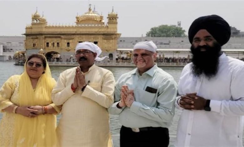 ਕੇਂਦਰੀ ਰਾਜ ਮੰਤਰੀ ਹਰਸ਼ ਮਲਹੋਤਰਾ ਸ੍ਰੀ ਹਰਿਮੰਦਰ ਸਾਹਿਬ ਵਿਖੇ ਹੋਏ ਨਤਮਸਤਕ, ਸਰਬੱਤ ਦੇ ਭਲ਼ੇ ਦੀ ਕੀਤੀ ਅਰਦਾਸ