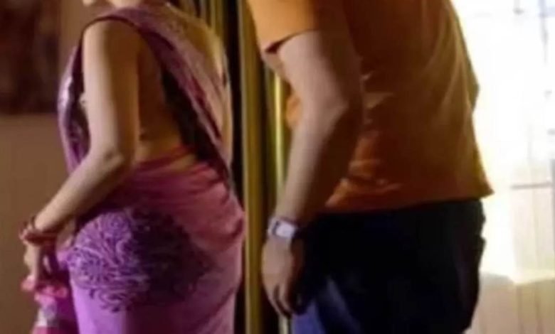 ਪਤੀ ਨੂੰ ਸੁੱਤਾ ਛੱਡ ਕੇ ਪ੍ਰੇਮੀ ਨਾਲ ਫਰਾਰ ਹੋ ਗਈ ਵਿਆਹੁਤਾ, ਅਗਲੇ ਦਿਨ ਸਵੇਰੇ ਉੱਠਿਆ ਤਾਂ...