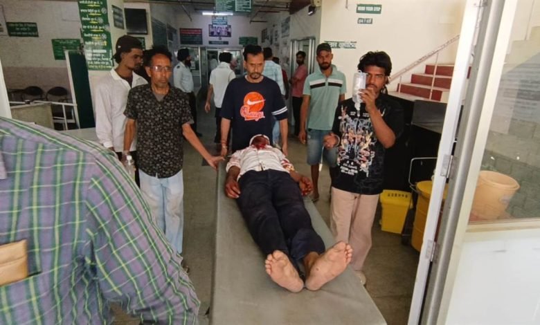 ਜਗਰਾਉਂ 'ਚ ਖੂਨੀ ਝੜਪ 'ਚ ਤਬਦੀਲ ਹੋਈ ਮਾਮੂਲੀ ਤਕਰਾਰ, ਪਿਓ- ਪੁੱਤ ਜ਼ਖ਼ਮੀ; ਲੁਧਿਆਣਾ ਰੈਫਰ ਜਗਰਾਉਂ 'ਚ ਖੂਨੀ ਝੜਪ 'ਚ ਤਬਦੀਲ ਹੋਈ ਮਾਮੂਲੀ ਤਕਰਾਰ, ਪਿਓ- ਪੁੱਤ ਜ਼ਖ਼ਮੀ; ਲੁਧਿਆਣਾ ਰੈਫਰ