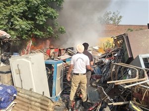 ਰਿਹਾਇਸ਼ੀ ਇਲਾਕੇ 'ਚ ਕਬਾੜ ਦੇ ਗੋਦਾਮ 'ਚ ਲੱਗੀ ਅੱਗ, ਕਾਬੂ ਪਾਉਣ ਦੀ ਕੋਸ਼ਿਸ਼ 'ਚ ਲੱਗੀਆਂ ਫਾਇਰ ਬ੍ਰਿਗੇਡ ਦੀਆਂ ਗੱਡੀਆਂ