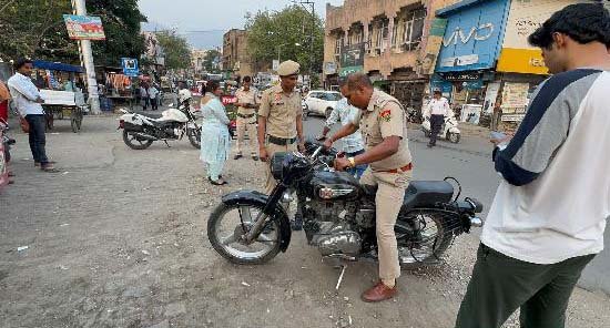 बुलेट बाइक से पटाखे बजाने पर पुलिस की सख्ती: बाइक इंपाउंड, 32,500 रुपये का चालान