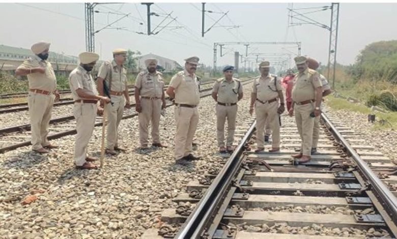 ਟਾਂਡਾ 'ਚ ਟਲ਼ਿਆ ਵੱਡਾ ਹਾਦਸਾ, ਹੇਮਕੁੰਟ ਐਕਸਪ੍ਰੈਸ ਲੁੱਟਣ ਦੀ ਕੋਸ਼ਿਸ਼ 'ਚ ਰੇਲਵੇ ਲਾਈਨ ਨੂੰ ਪਹੁੰਚਾਇਆ ਨੁਕਸਾਨ