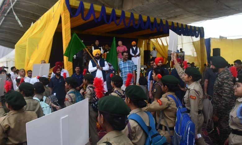 ਮੁੱਖ ਮੰਤਰੀ ਨੇ 6 ਹਜ਼ਾਰ ਬੱਚਿਆਂ ਨੂੰ ਚੁਕਾਈ ਨਸ਼ਿਆਂ ਖਿਲਾਫ਼ ਸਹੁੰ, ਕਿਹਾ- ਤਸਕਰਾਂ ਦੇ ਘਰਾਂ 'ਤੇ ਚੱਲੇਗਾ ਬੁਲਡੋਜ਼ਰ ਮੁੱਖ ਮੰਤਰੀ ਨੇ 6 ਹਜ਼ਾਰ ਬੱਚਿਆਂ ਨੂੰ ਚੁਕਾਈ ਨਸ਼ਿਆਂ ਖਿਲਾਫ਼ ਸਹੁੰ, ਕਿਹਾ- ਤਸਕਰਾਂ ਦੇ ਘਰਾਂ 'ਤੇ ਚੱਲੇਗਾ ਬੁਲਡੋਜ਼ਰ