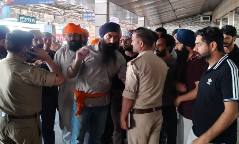 ਸੱਚਖੰਡ ਐਕਸਪ੍ਰੈਸ 'ਚ ਸੀਟਾਂ ਨੂੰ ਲੈ ਕੇ ਹੰਗਾਮਾ, ਸਿੱਖ ਯਾਤਰੀਆਂ ਨੇ ਚਲਾਈਆਂ ਤਲਵਾਰਾਂ; ਕਈ ਜ਼ਖਮੀ