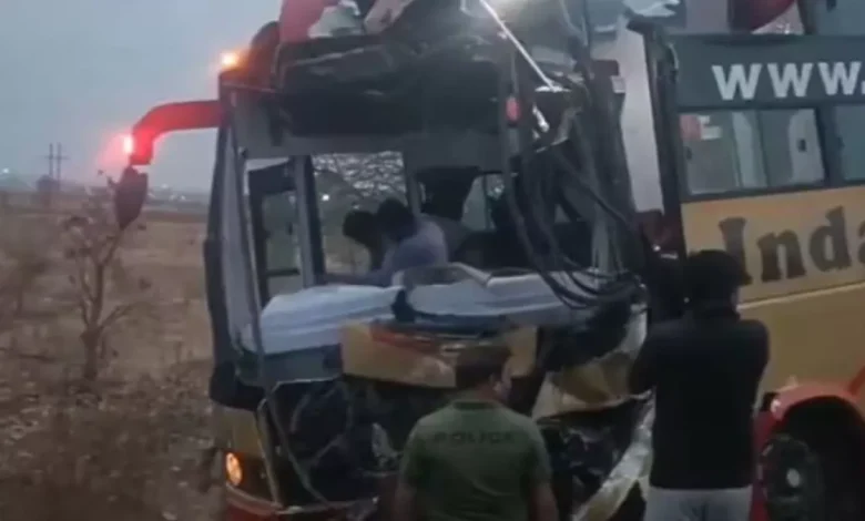 ਪਹਿਲਾਂ SUV ਦੀ ਬੱਸ ਨਾਲ ਟੱਕਰ, ਫਿਰ ਪਿੱਛੇ ਤੋਂ ਆ ਰਹੀ ਪ੍ਰਾਈਵੇਟ ਬੱਸ ਨੇ ਕੁਚਲਿਆ; ਪੰਜ ਲੋਕਾਂ ਦੀ ਮੌਤ