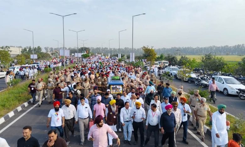 ਕਰਤਾਰਪੁਰ ਕੋਰੀਡੋਰ ਤੋਂ ਰਾਜਪਾਲ ਗੁਲਾਬ ਚੰਦ ਕਟਾਰੀਆ ਵੱਲੋਂ ਸ਼ੁਰੂ ਕੀਤੀ ਨਸ਼ਿਆਂ ਖਿਲਾਫ਼ ਯਾਤਰਾ , ਕਿਹਾ- ਨਸ਼ਿਆਂ ਕਾਰਨ ਕਮਜ਼ੋਰ ਹੁੰਦਾ ਜਾ ਰਿਹਾ ਨੌਜਵਾਨ ਵਰਗ