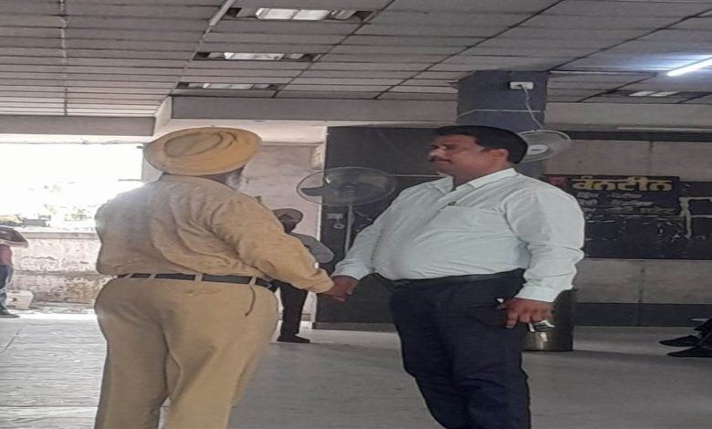 ਲੁਧਿਆਣਾ ਤਹਿਸੀਲ 'ਚ ਰੀਡਰ 9 ਵਜੇ, ਰਜਿਸਟਰੀ ਕਲਰਕ 9.15 ਤੇ ਸੁਪਰਡੈਂਟ 1 ਘੰਟਾ ਲੇਟ ਡਿਊਟੀ 'ਤੇ ਆਏ; ਪੰਜਾਬੀ ਜਾਗਰਣ 'ਚ ਛਪੀ ਖਬਰ ਦਾ ਹੋਇਆ ਅਸਰ ਲੁਧਿਆਣਾ ਤਹਿਸੀਲ 'ਚ ਰੀਡਰ 9 ਵਜੇ, ਰਜਿਸਟਰੀ ਕਲਰਕ 9.15 ਤੇ ਸੁਪਰਡੈਂਟ 1 ਘੰਟਾ ਲੇਟ ਡਿਊਟੀ 'ਤੇ ਆਏ; ਪੰਜਾਬੀ ਜਾਗਰਣ 'ਚ ਛਪੀ ਖਬਰ ਦਾ ਹੋਇਆ ਅਸਰ