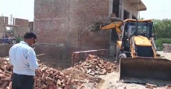 नूंह में अवैध अतिक्रमण पर चला बुलडोजर, विरोध में टीम पर हमला – DTP समेत कई घायल