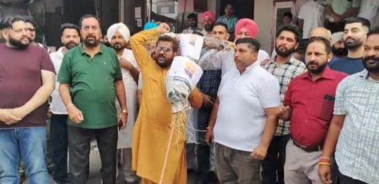 ਪ੍ਰਤਾਪ ਬਾਜਵਾ ਦੇ ਹਲਕੇ ਦੇ ਲੋਕ ਨਿਤਰੇ ਬਾਜਵਾ ਦੇ ਹੱਕ ਵਿੱਚ, ਕਹਿੰਦੇ ਕੋਈ ਗੁਨਾਹ ਨਹੀਂ ਕੀਤਾ ਬਾਜਵੇ ਨੇ ਪ੍ਰਤਾਪ ਬਾਜਵਾ ਦੇ ਹਲਕੇ ਦੇ ਲੋਕ ਨਿਤਰੇ ਬਾਜਵਾ ਦੇ ਹੱਕ ਵਿੱਚ, ਕਹਿੰਦੇ ਕੋਈ ਗੁਨਾਹ ਨਹੀਂ ਕੀਤਾ ਬਾਜਵੇ ਨੇ