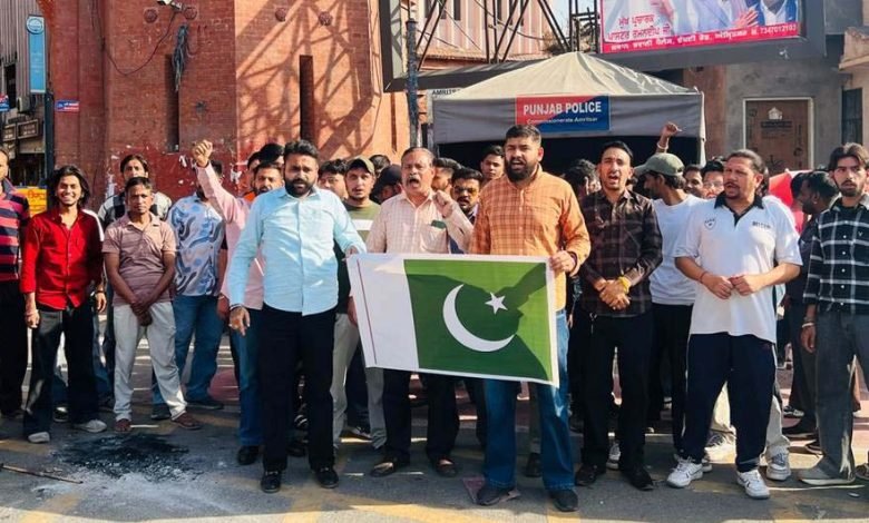 ਹਿੰਦੂ ਜਥੇਬੰਦੀਆਂ ਨੇ ਪਾਕਿਸਤਾਨ ਤੇ ਅੱਤਵਾਦ ਦੇ ਪੋਸਟਰ ਫੂਕੇ