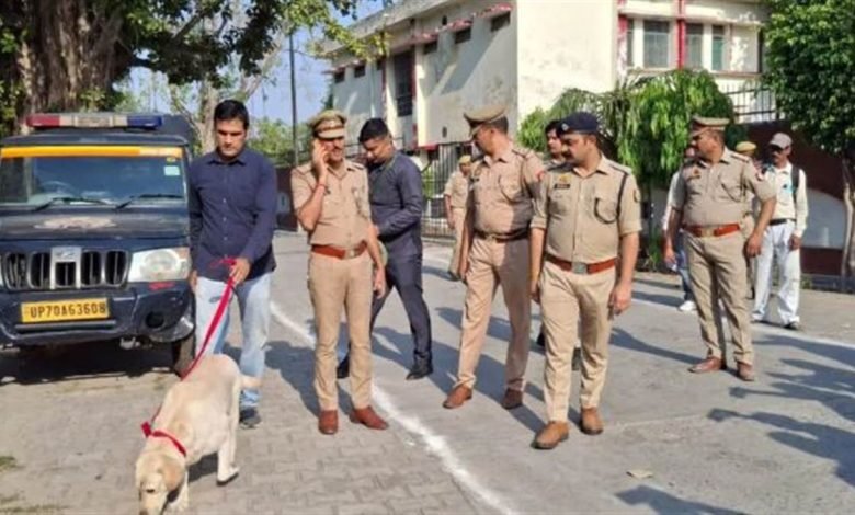 ਯੂਪੀ ਦੇ ਅਲੀਗੜ੍ਹ ਸਣੇ ਕਈ ਜ਼ਿਲ੍ਹਾ ਹੈੱਡਕੁਆਰਟਰਾਂ ਨੂੰ ਬੰਬ ਨਾਲ ਉਡਾਉਣ ਦੀ ਧਮਕੀ, ਦਹਿਸ਼ਤ ਦਾ ਮਾਹੌਲ; ਦਫ਼ਤਰ ਨੂੰ ਤਾਲਾ ਲਾ ਕੇ ਨਿਕਲੇ ਕਰਮਚਾਰੀ