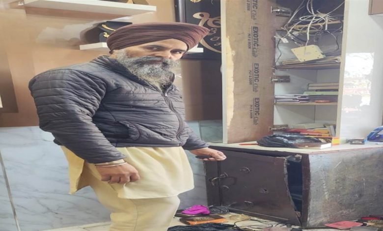 ਬਟਾਲਾ 'ਚ ਸੁਨਿਆਰੇ ਦੀ ਦੁਕਾਨ 'ਚ ਚੋਰੀ, ਸ਼ਟਰ ਤੋੜ ਕੇ 35 ਲੱਖ ਦਾ ਸੋਨਾ ਤੇ 5 ਲੱਖ ਦੀ ਨਗਦੀ ਲੈ ਗਏ ਚੋਰ