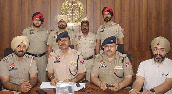 ਤਰਨਤਾਰਨ ਪੁਲਿਸ ਨੇ ਮੁਕਾਬਲੇ ਤੋਂ ਬਾਅਦ ਕਾਬੂ ਕੀਤੇ ਦੋ ਨਸ਼ਾ ਤਸਕਰ, ਇਕ ਦੀ ਲੱਤ 'ਤੇ ਲੱਗੀ ਗੋਲੀ ਤਰਨਤਾਰਨ ਪੁਲਿਸ ਨੇ ਮੁਕਾਬਲੇ ਤੋਂ ਬਾਅਦ ਕਾਬੂ ਕੀਤੇ ਦੋ ਨਸ਼ਾ ਤਸਕਰ, ਇਕ ਦੀ ਲੱਤ 'ਤੇ ਲੱਗੀ ਗੋਲੀ