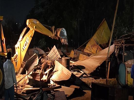 ਨਗਰ ਕੌਂਸਲ ਨੇ ਲੈਹਲੀ ਨੇੜਲਾ ਸ਼ਰਾਬ ਦਾ ਠੇਕਾ ਢਾਹਿਆ, ਪਰ ਕਈ ਸਵਾਲ ਖੜ੍ਹੇ ਕਰ ਗਿਆ ਢਾਹਿਆ ਠੇਕਾ 