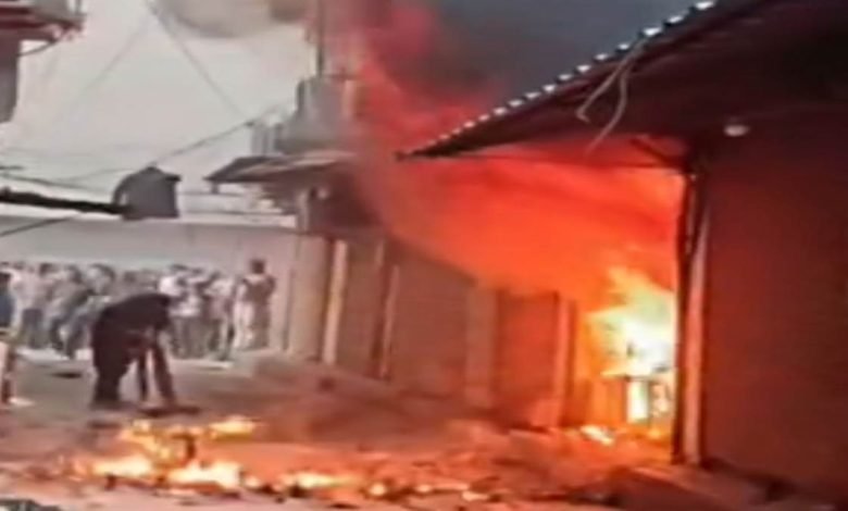 ਕੱਪੜੇ ਦੀਆਂ 2 ਦੁਕਾਨਾਂ ’ਚ ਲੱਗੀ ਭਿਆਨਕ ਅੱਗ