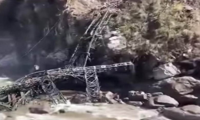 ਅਲਕਨੰਦਾ ਨਦੀ ’ਤੇ ਪੈਂਦਾ ਪੁਲ਼ ਨਵਾਂ ਬਣ ਕੇ ਤਿਆਰ ਅਲਕਨੰਦਾ ਨਦੀ ’ਤੇ ਪੈਂਦਾ ਪੁਲ਼ ਨਵਾਂ ਬਣ ਕੇ ਤਿਆਰ