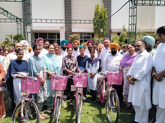 ਲੜਕੀਆਂ ਨੂੰ ਲੜਕਿਆਂ ਦੇ ਬਰਾਬਰ ਮੌਕੇ ਦੇਣੇ ਚਾਹੀਦੇ ਹਨ, ਧੀਆਂ ਨੂੰ ਦਿੱਤਾ ਜਾਵੇ ਪੂਰਾ ਮਾਣ ਸਤਿਕਾਰ, ਡਾ. ਬਲਜੀਤ ਕੌਰ