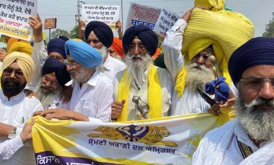 Lahore ਵੱਲ ਸਿਮਰਨਜੀਤ ਮਾਨ ਨੇ ਕੀਤਾ ਮਾਰਚ, BSF ਨੇ ਰੋਕਾਂ ਲਾ ਕੇ ਡੱਕਿਆ Lahore ਵੱਲ ਸਿਮਰਨਜੀਤ ਮਾਨ ਨੇ ਕੀਤਾ ਮਾਰਚ, BSF ਨੇ ਰੋਕਾਂ ਲਾ ਕੇ ਡੱਕਿਆ