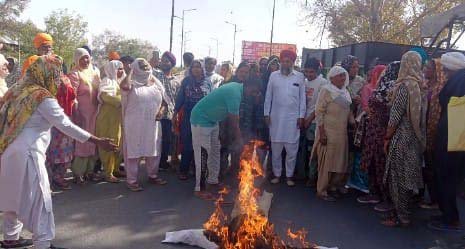 ਆਪਣੀ ਹੱਕੀ ਮੰਗਾਂ ਦੀ ਪੂਰਤੀ ਲਈ ਮਨਰੇਗਾ ਵਰਕਰਾਂ ਨੇ ਰੇਲਵੇ ਪੁਲ ਜਾਮ ਕਰਕੇ ਕੀਤਾ ਰੋਸ ਪ੍ਰਦਰਸ਼ਨ