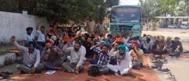 पंजाब रोडवेज कर्मचारियों ने अपनी जायज मांगों को पूरा करने की मांग को लेकर बसें रोकी, यात्री रहे परेशान