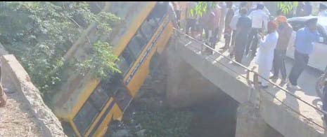 ਫਿਰੋਜ਼ਪੁਰ ’ਚ ਬੱਚਿਆਂ ਨਾਲ ਭਰੀ ਸਕੂਲ ਬੱਸ ਹੋਈ ਹਾਦਸੇ ਦਾ ਸ਼ਿਕਾਰ, ਕਈ ਵਿਦਿਆਰਥੀ ਜ਼ਖ਼ਮੀ ਫਿਰੋਜ਼ਪੁਰ ’ਚ ਬੱਚਿਆਂ ਨਾਲ ਭਰੀ ਸਕੂਲ ਬੱਸ ਹੋਈ ਹਾਦਸੇ ਦਾ ਸ਼ਿਕਾਰ, ਕਈ ਵਿਦਿਆਰਥੀ ਜ਼ਖ਼ਮੀ