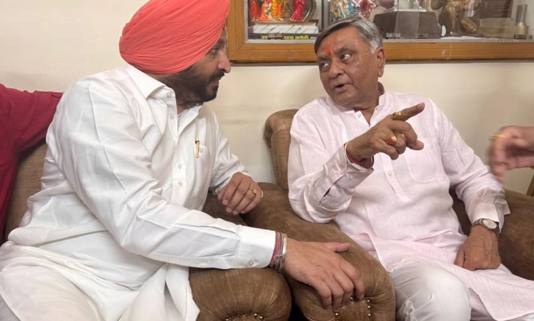 ਧਮਾਕੇ ਤੋਂ ਬਾਅਦ BJP ਨੇਤਾ ਮਨੋਰੰਜਨ ਕਾਲੀਆ ਦੇ ਘਰ ਪਹੁੰਚੇ ਰਵਨੀਤ ਬਿੱਟੂ; 'ਆਪ' ਸਰਕਾਰ 'ਤੇ ਕੀਤਾ ਹਮਲਾ ਧਮਾਕੇ ਤੋਂ ਬਾਅਦ BJP ਨੇਤਾ ਮਨੋਰੰਜਨ ਕਾਲੀਆ ਦੇ ਘਰ ਪਹੁੰਚੇ ਰਵਨੀਤ ਬਿੱਟੂ; 'ਆਪ' ਸਰਕਾਰ 'ਤੇ ਕੀਤਾ ਹਮਲਾ