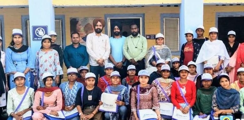 ਫਿਰੋਜ਼ਪੁਰ ਵਿੱਚ ਏ.ਡੀ.ਸੀ (ਪੇਂਡੂ ਵਿਕਾਸ) ਵੱਲੋਂ ਡੀ.ਡੀ.ਯੂ.-ਜੀ.ਕੇ.ਵਾਈ. ਸਕੀਮ ਅਧੀਨ ਦਾਖਲ ਉਮੀਦਵਾਰਾਂ ਨੂੰ ਕਿਤਾਬਾਂ ਅਤੇ ਵਰਦੀਆਂ ਵੰਡੀਆਂ ਗਈਆਂ