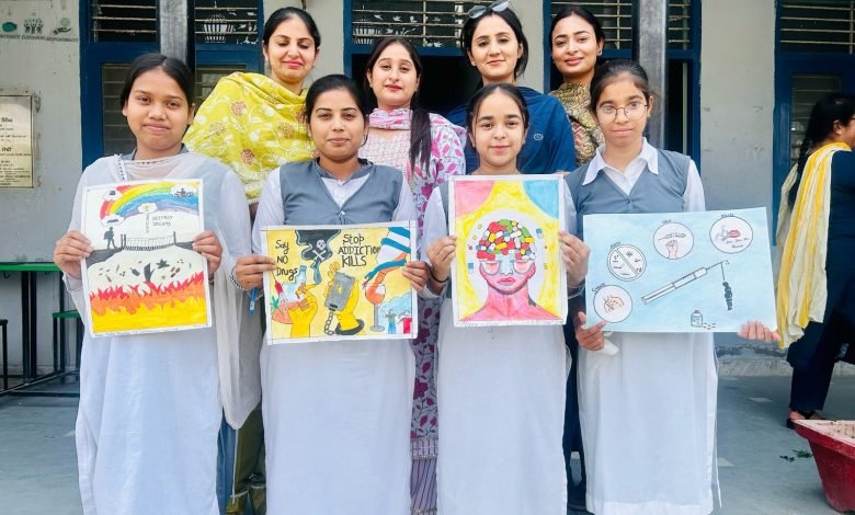 "ਯੁੱਧ ਨਸ਼ਿਆਂ ਵਿਰੁੱਧ" ਮੁਹਿੰਮ ਤਹਿਤ ਨਸ਼ਿਆਂ ਖਿਲਾਫ ਜਾਗਰੂਕਤਾ ਲਈ ਵੱਖ ਵੱਖ ਸਕੂਲਾਂ ਵਿੱਚ ਪੋਸਟਰ ਮੇਕਿੰਗ ਅਤੇ ਰੰਗੋਲੀ ਦੇ ਮੁਕਾਬਲੇ ਕਰਵਾਏ "ਯੁੱਧ ਨਸ਼ਿਆਂ ਵਿਰੁੱਧ" ਮੁਹਿੰਮ ਤਹਿਤ ਨਸ਼ਿਆਂ ਖਿਲਾਫ ਜਾਗਰੂਕਤਾ ਲਈ ਵੱਖ ਵੱਖ ਸਕੂਲਾਂ ਵਿੱਚ ਪੋਸਟਰ ਮੇਕਿੰਗ ਅਤੇ ਰੰਗੋਲੀ ਦੇ ਮੁਕਾਬਲੇ ਕਰਵਾਏ