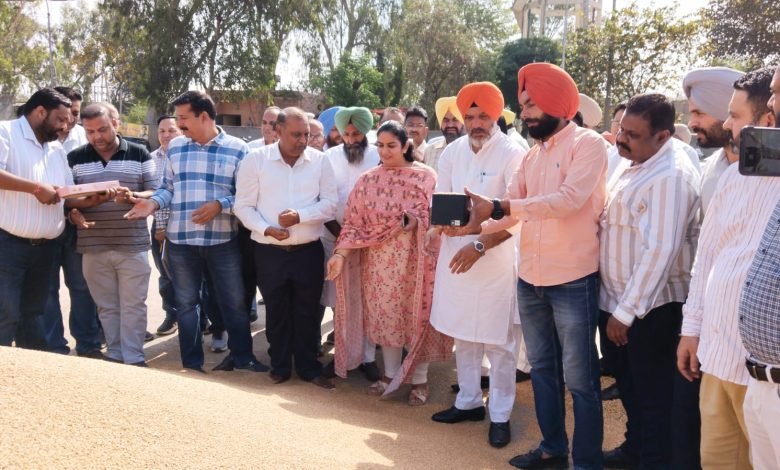 ਵਿਧਾਇਕ ਰਜਨੀਸ਼ ਦਹੀਯਾ ਤੇ ਡਿਪਟੀ ਕਮਿਸ਼ਨਰ ਨੇ ਕਣਕ ਦੀ ਖਰੀਦ ਕਰਵਾਈ ਸ਼ੁਰੂ